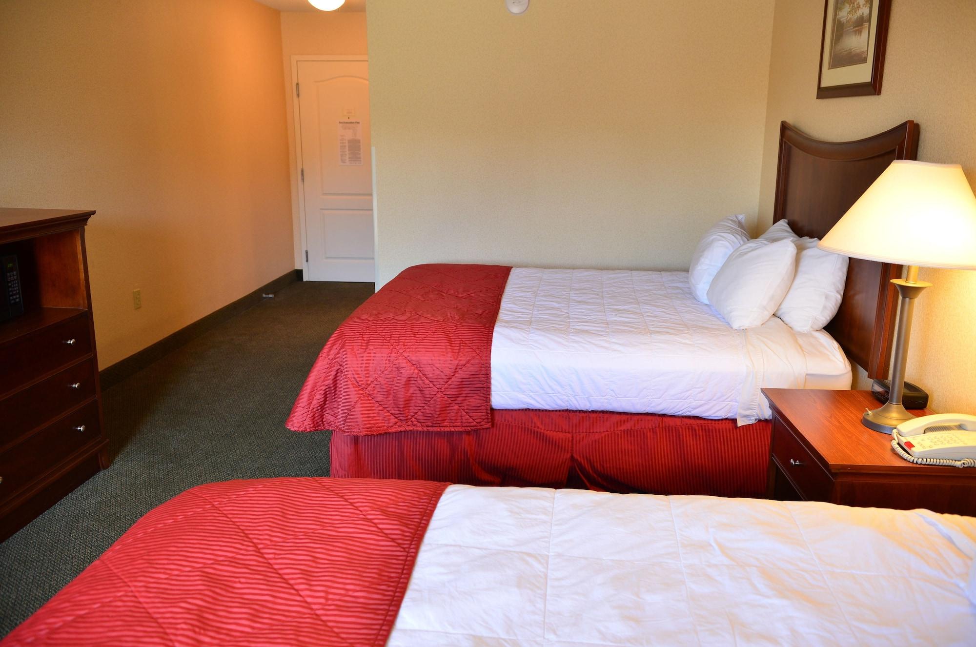 Clarion Inn & Suites At The Outlets Of Lake George Exterior photo