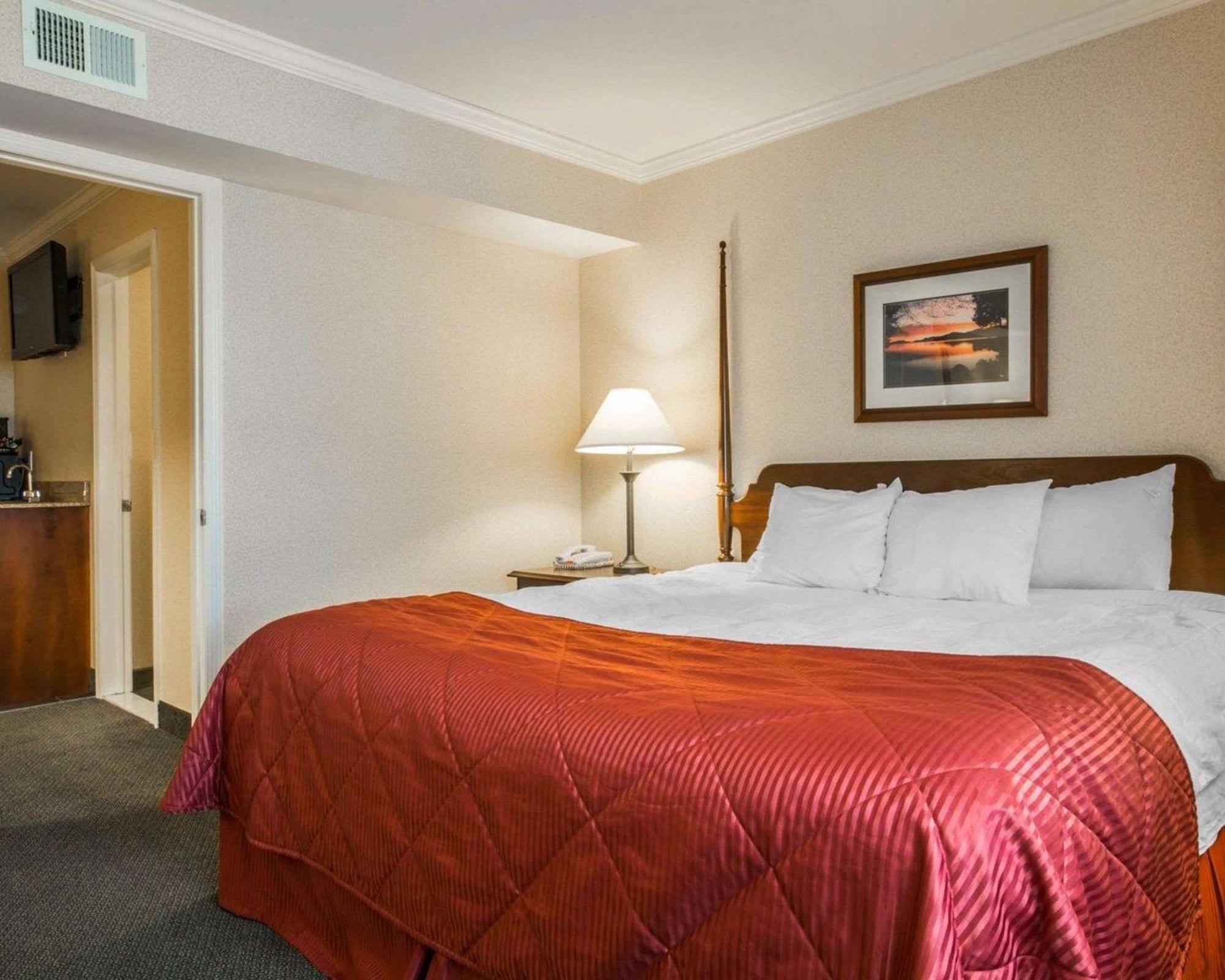 Clarion Inn & Suites At The Outlets Of Lake George Exterior photo