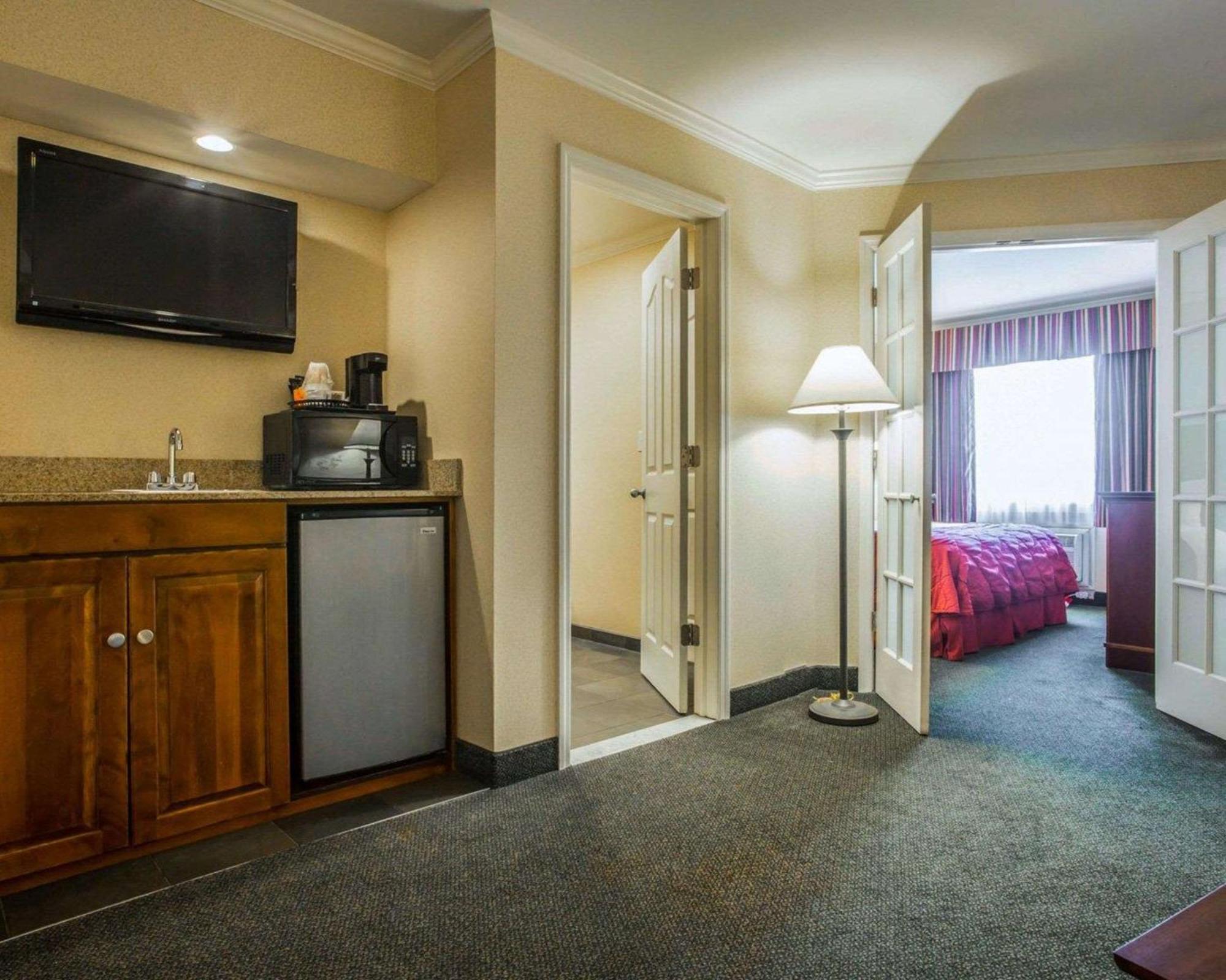 Clarion Inn & Suites At The Outlets Of Lake George Exterior photo