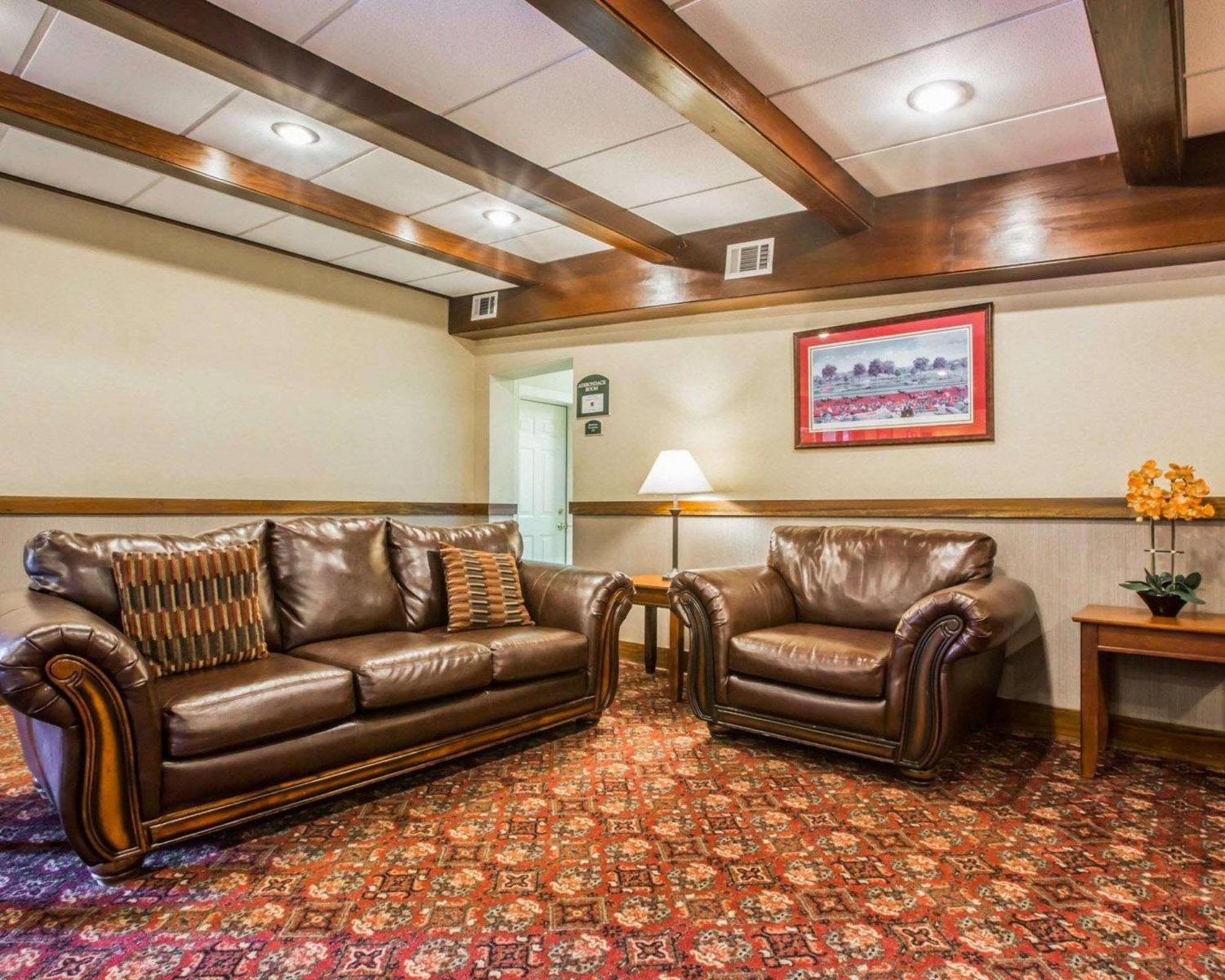 Clarion Inn & Suites At The Outlets Of Lake George Exterior photo