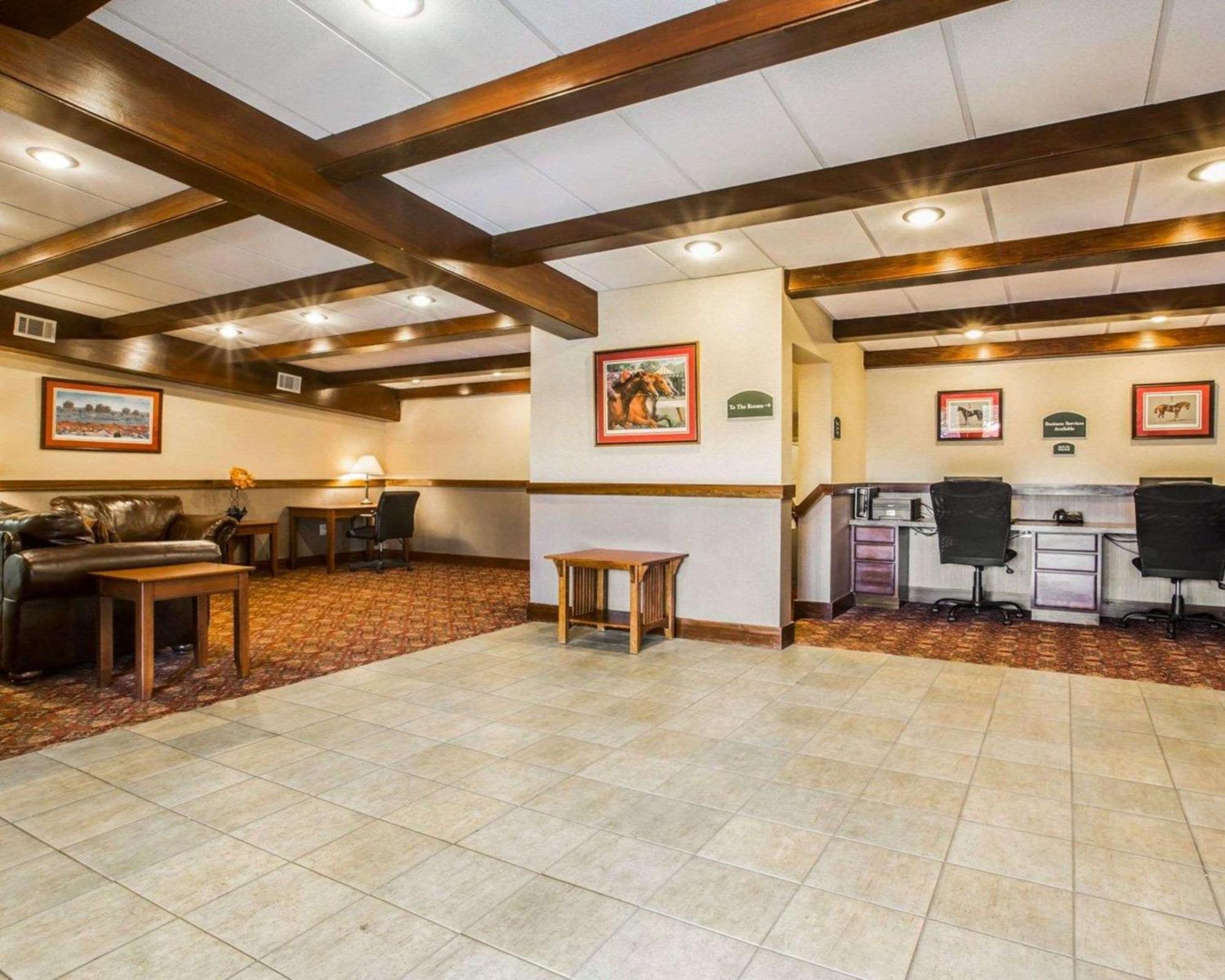 Clarion Inn & Suites At The Outlets Of Lake George Exterior photo