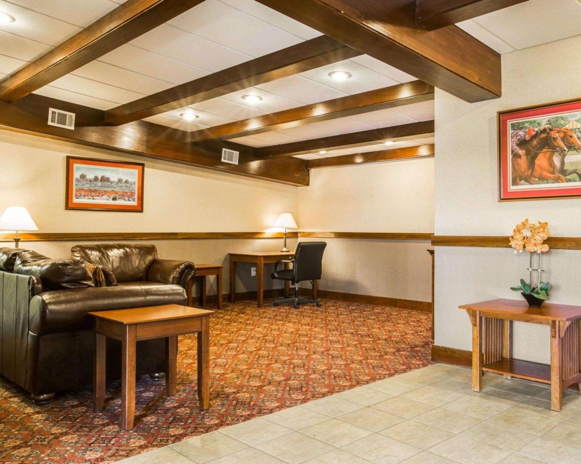 Clarion Inn & Suites At The Outlets Of Lake George Exterior photo