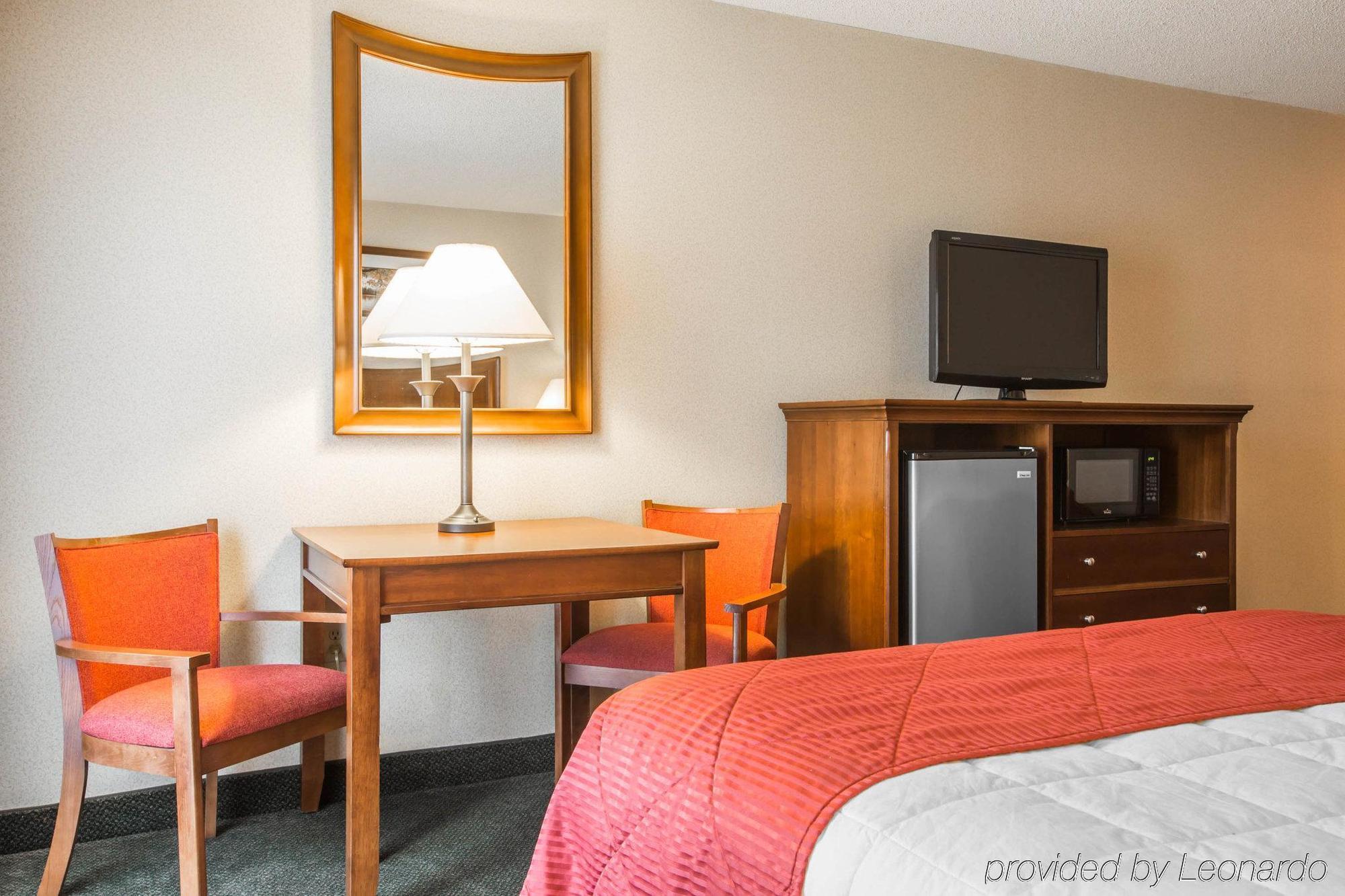 Clarion Inn & Suites At The Outlets Of Lake George Exterior photo
