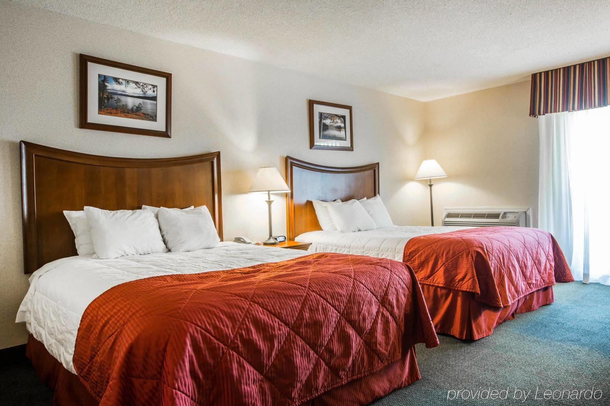Clarion Inn & Suites At The Outlets Of Lake George Exterior photo
