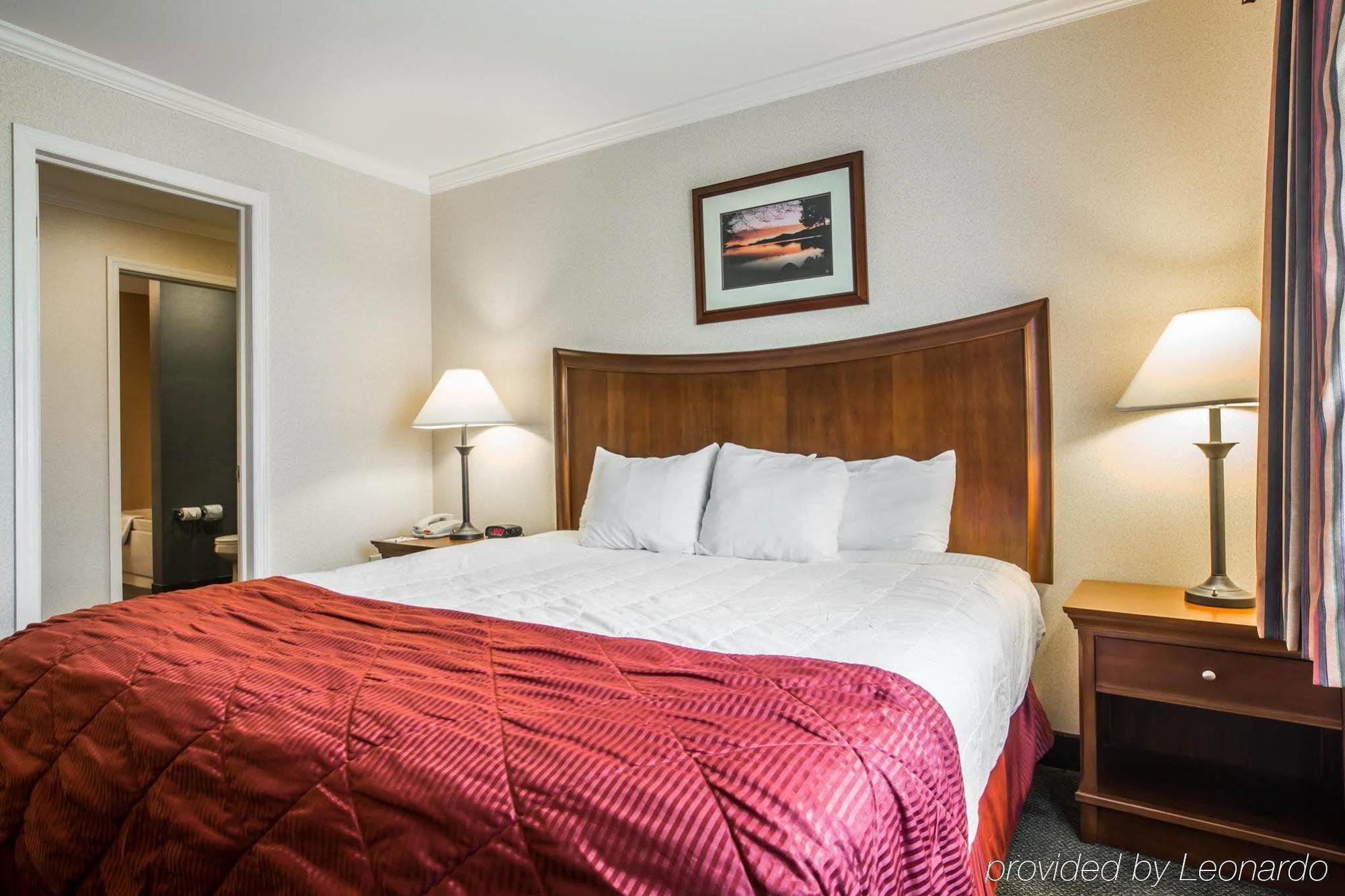 Clarion Inn & Suites At The Outlets Of Lake George Exterior photo